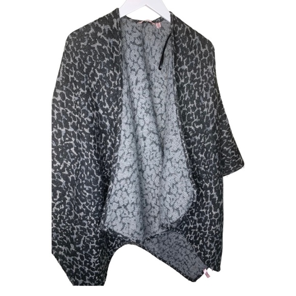 LA VIE EN ROSE Animal Print Open Front Poncho Cape Grey One Size - Picture 4 of 9